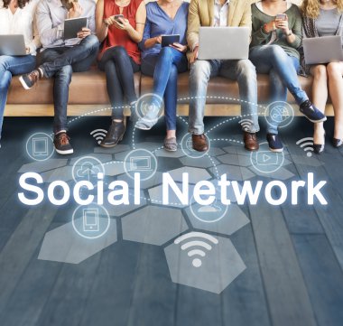 aygıtlar ve sosyal ağ ile insanlar oturup