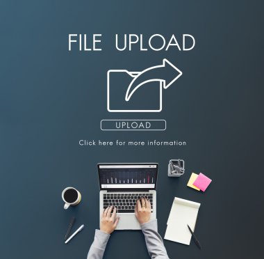 laptop ile çalışan kişi 