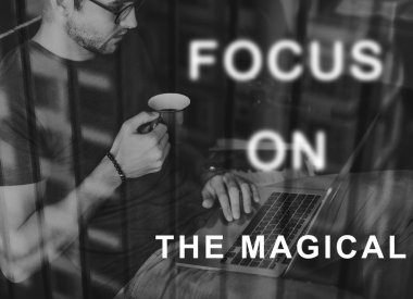 dizüstü bilgisayar ile yakışıklı adam