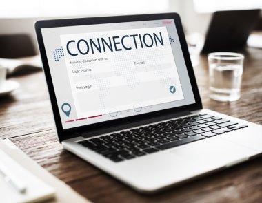 Ofis Masası üstünde laptop 