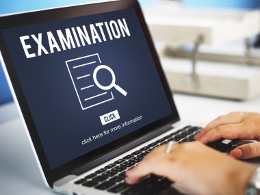 Dizüstü bilgisayarda yazı yazan kadın elleri