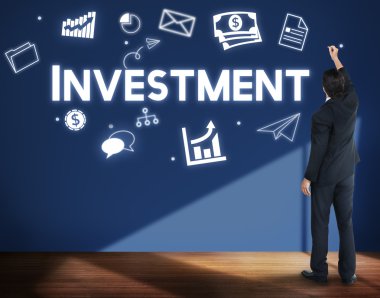 İş adamı duvara yakın duruyor 