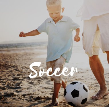 Baba oğul top oynuyorlar.