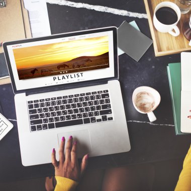 güzel bir kadın laptop ile çalışma