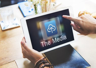 kadın holding tablet