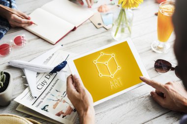 Tablet pc ekran dokunaklı adam