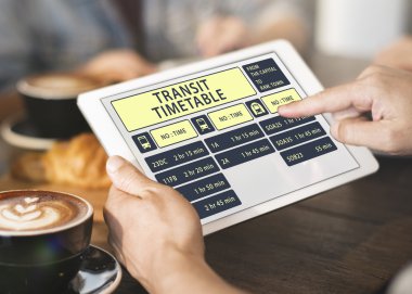 Adam kafede dijital tablet kullanma