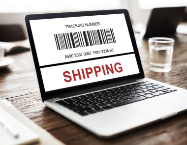 Laptop ahşap masada.