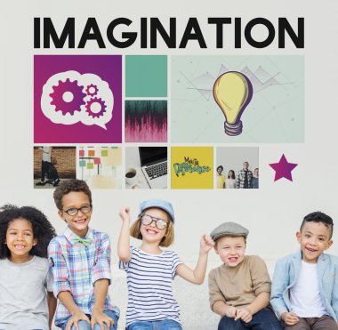 Gülümseyen ve oynayan neşeli çocuklar 