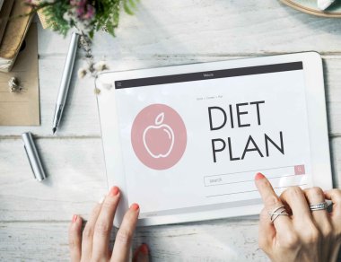 dijital tablet kullanan kadın