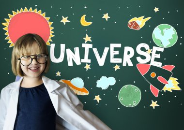 Yeşil yazı tahtası yakınındaki gülümseyen kız