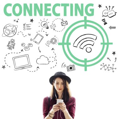 Akıllı telefon tarama şapkalı kadın