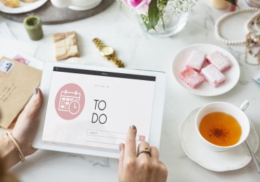 dijital tablet kullanan kadın