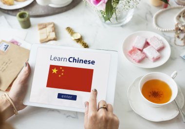 dijital tablet kullanan kadın