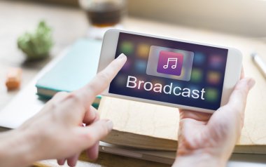 kişi holding akıllı telefon