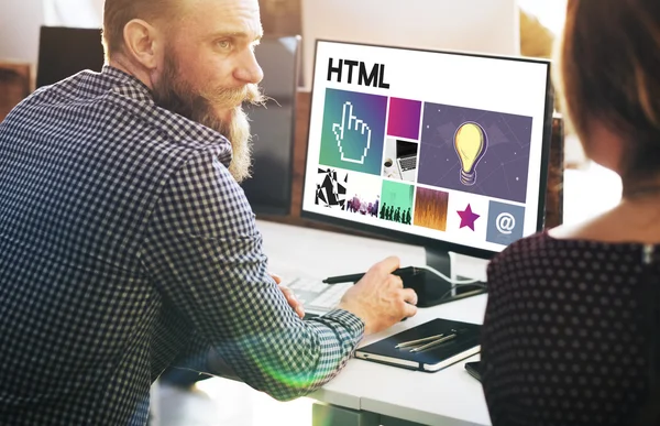 Podnikatel pracoval na počítači s html — Stock fotografie