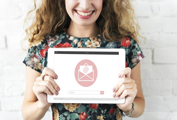 Mulher e Conceito de Mensagem Online — Fotografia de Stock