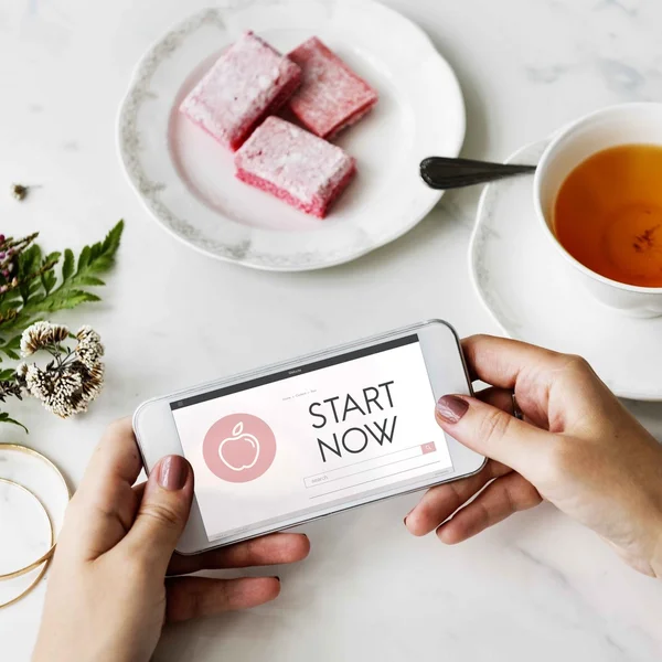 Telefone inteligente e o conceito de dieta saúde bem-estar — Fotografia de Stock