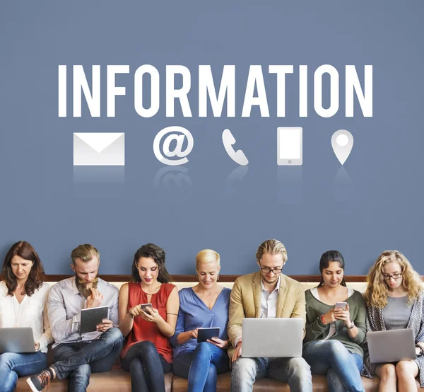 Folk sitter med enheter och information — Stockfoto