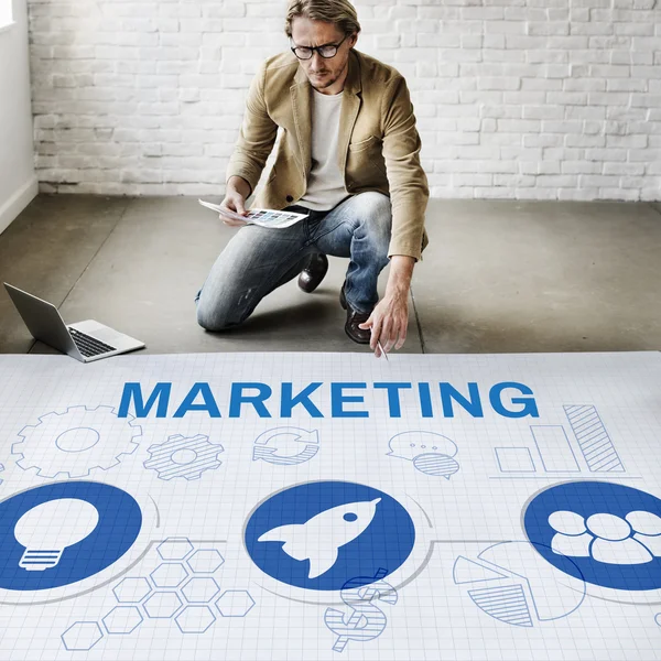 Imprenditore che lavora con Marketing — Foto Stock