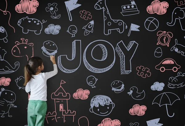 Meisje tekening op blackboard — Stockfoto