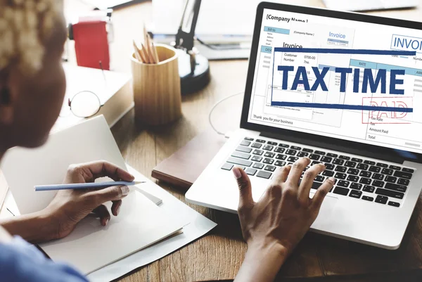 Mujer trabajando en el ordenador portátil con Taxtime —  Fotos de Stock