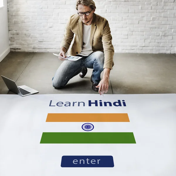 Hombre de negocios trabajando con Aprender Hindi — Foto de Stock