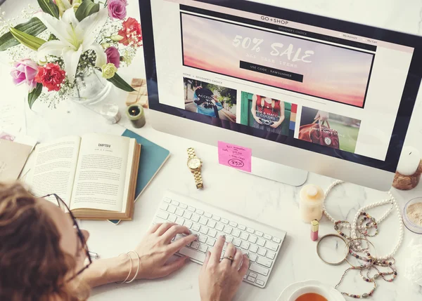 Donna di bellezza utilizzando il computer — Foto Stock