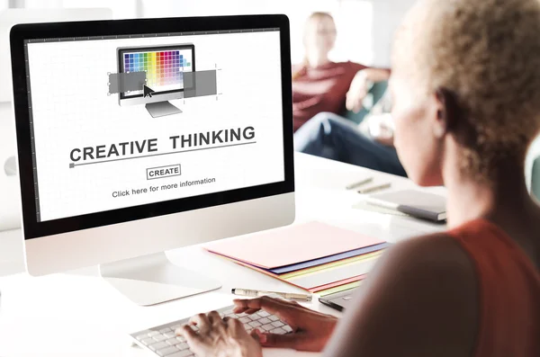 Empresária trabalhando no computador com Creative Thinkin — Fotografia de Stock