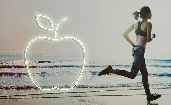 Mujer corriendo en la playa — Foto de Stock