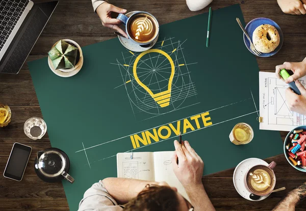Tavolo con poster con concetto Innovate — Foto Stock