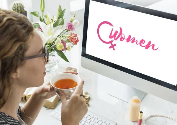 Mujeres sosteniendo taza de té —  Fotos de Stock