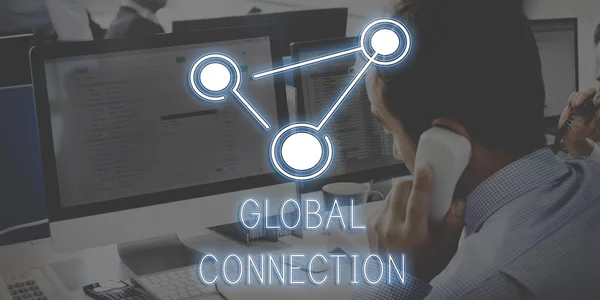 Geschäftsmann arbeitet an Computer mit globaler Verbindung — Stockfoto