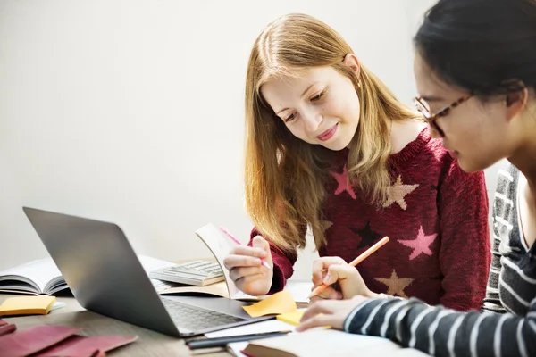 Lányok, tanulás, és használ laptop — Stock Fotó