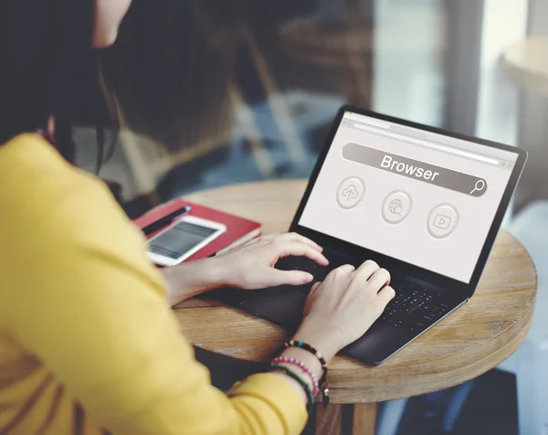 Donna con laptop e telefono — Foto Stock