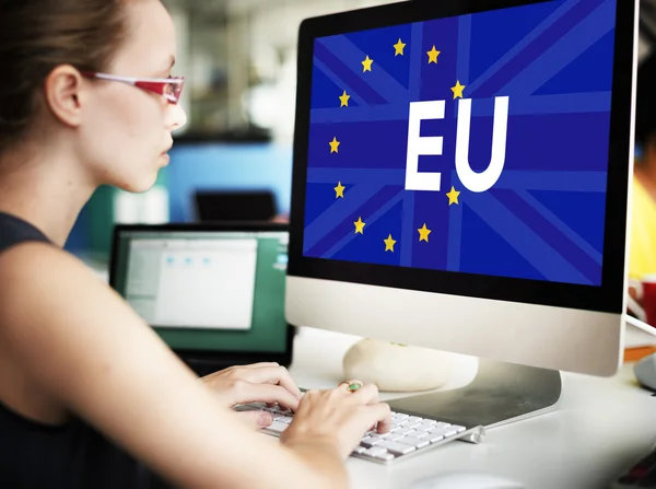 Femme d'affaires travaillant sur ordinateur avec l'UE — Photo