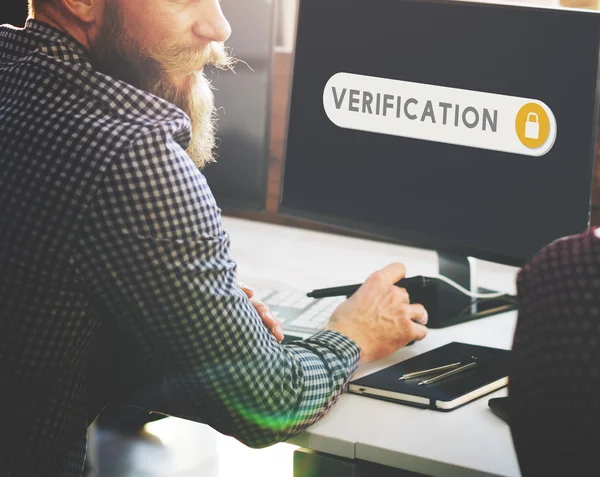 Homem de negócios trabalhando no computador com verificação — Fotografia de Stock