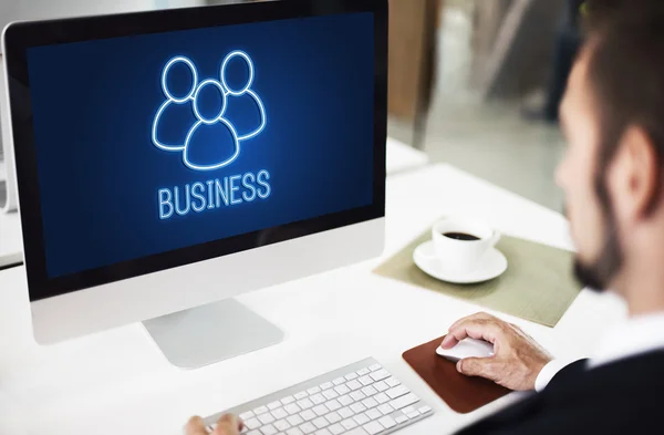 Zakenman werkt op de computer — Stockfoto