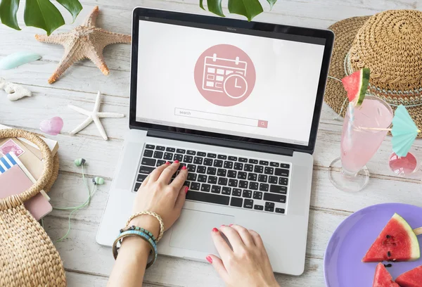 Vrouw typen op laptop toetsenbord — Stockfoto