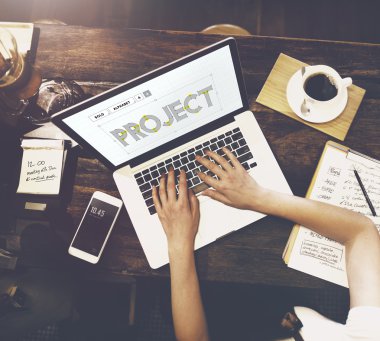 Dizüstü bilgisayarda yazan kadın