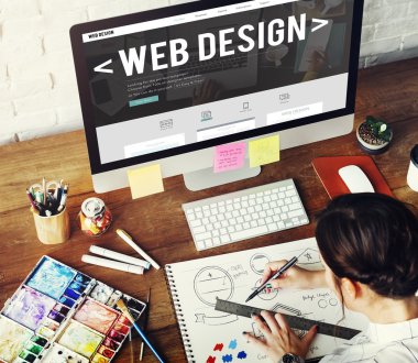 Dizüstü bilgisayar kullanan iş kadını