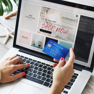 Dizüstü bilgisayarda yazan kadın klavyesi