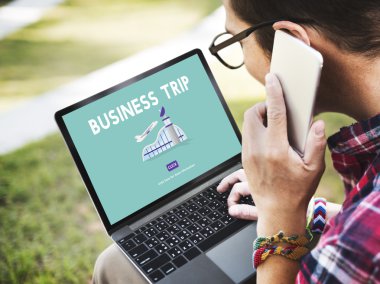 Dizüstü bilgisayarda yazan adam