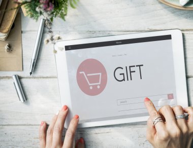 dijital tablet kullanan kadın