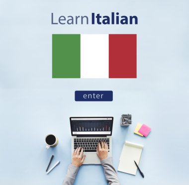 laptop ile çalışan kişi 