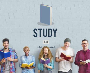 kitap tutan ve gülümseyen insanlar