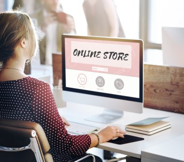 işkadını üstünde bilgisayar Online Store ile çalışma