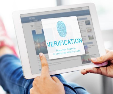 Dijital tablet elinde olan kişi