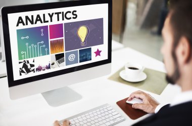 bilgisayarla çalışma iş adamı