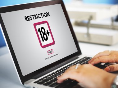 Dizüstü bilgisayarda yazı yazan kadın elleri